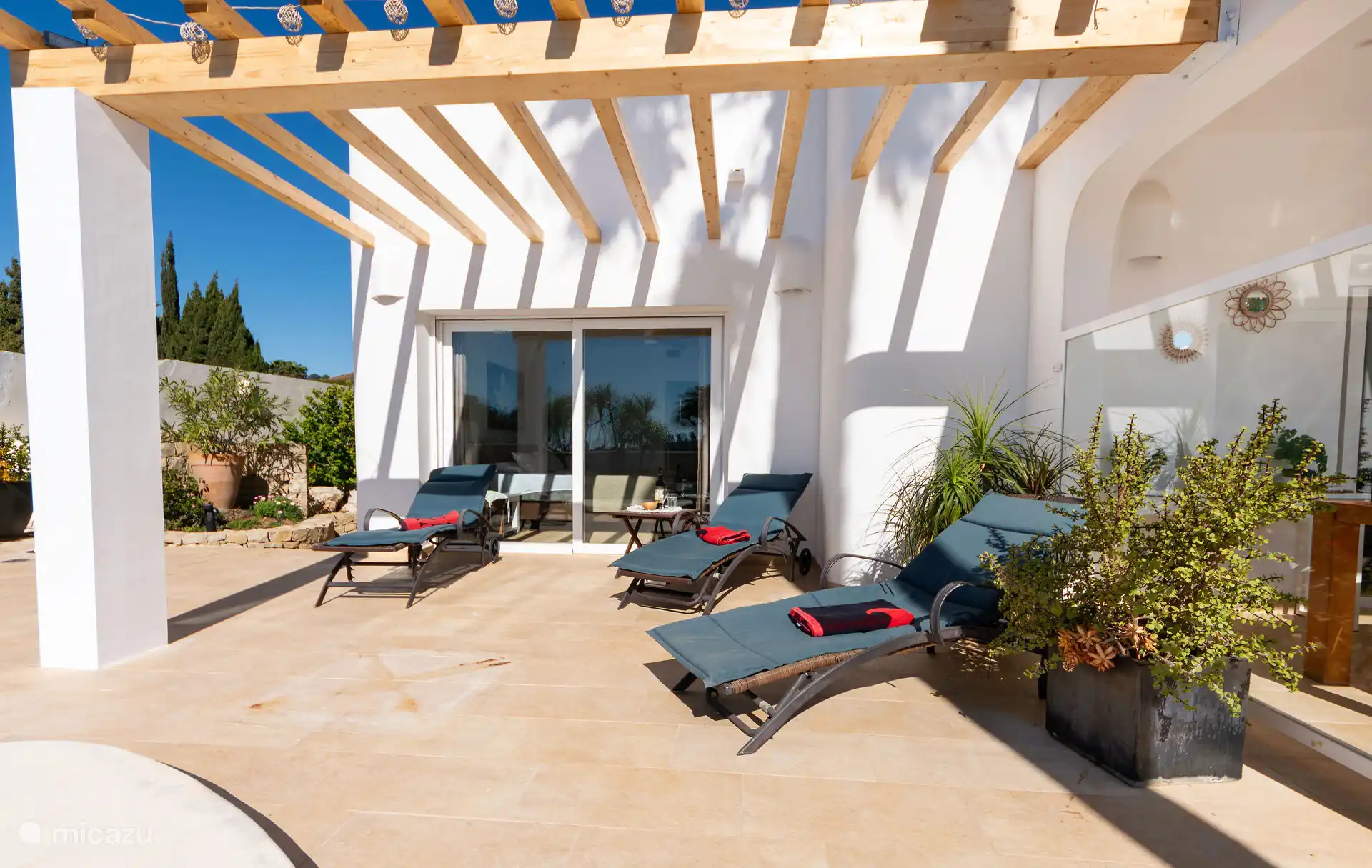 Ligstoelen op terras