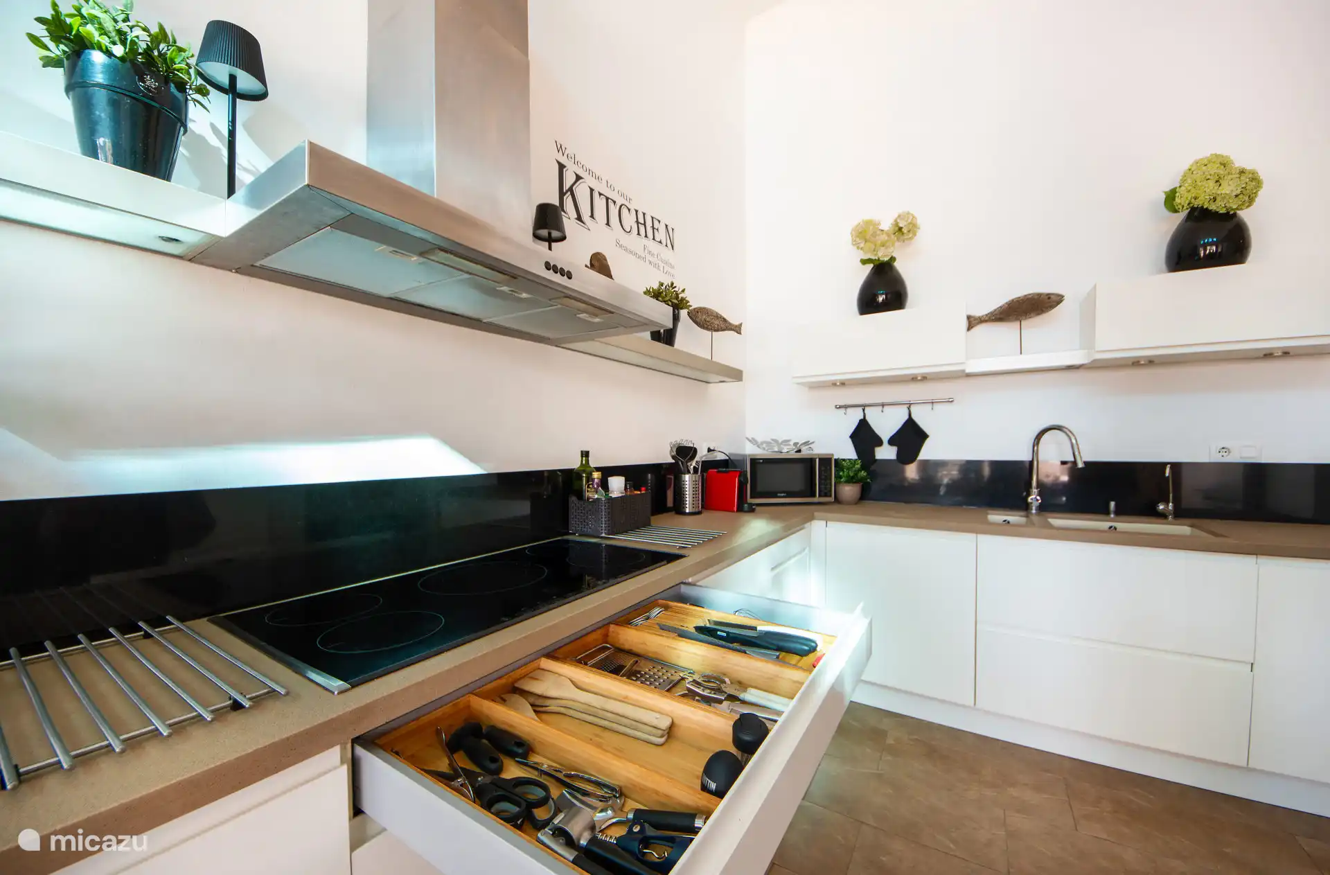 Complete keuken met elektrische kookplaat.