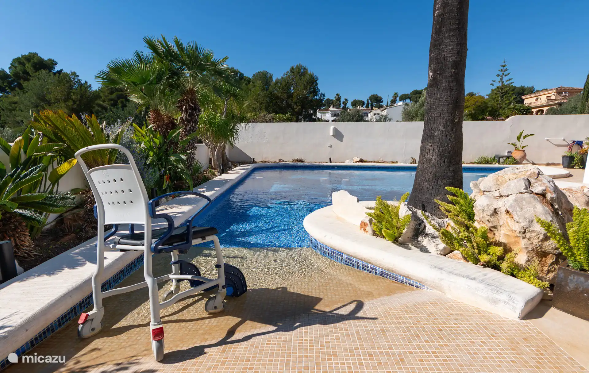 Zwembad met ramp en water rollstoel