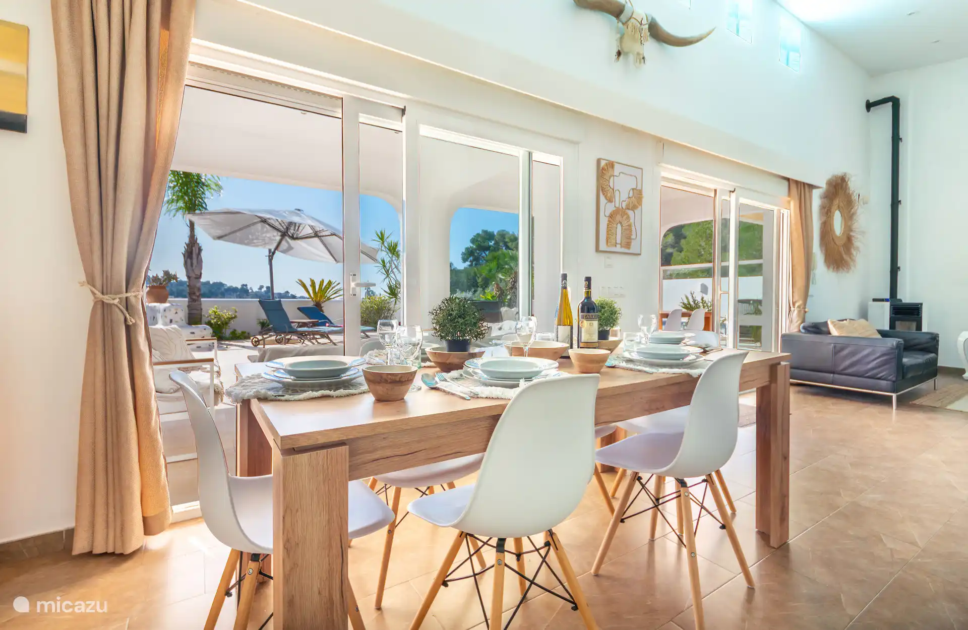 Zonnige eetkamer met uitzicht op het terras en het zwembad
