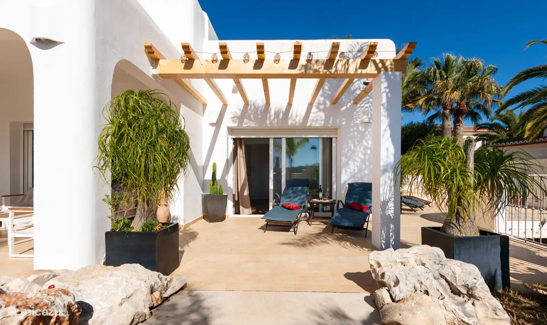 Ligstoelen bij uitgang van slaapkamer