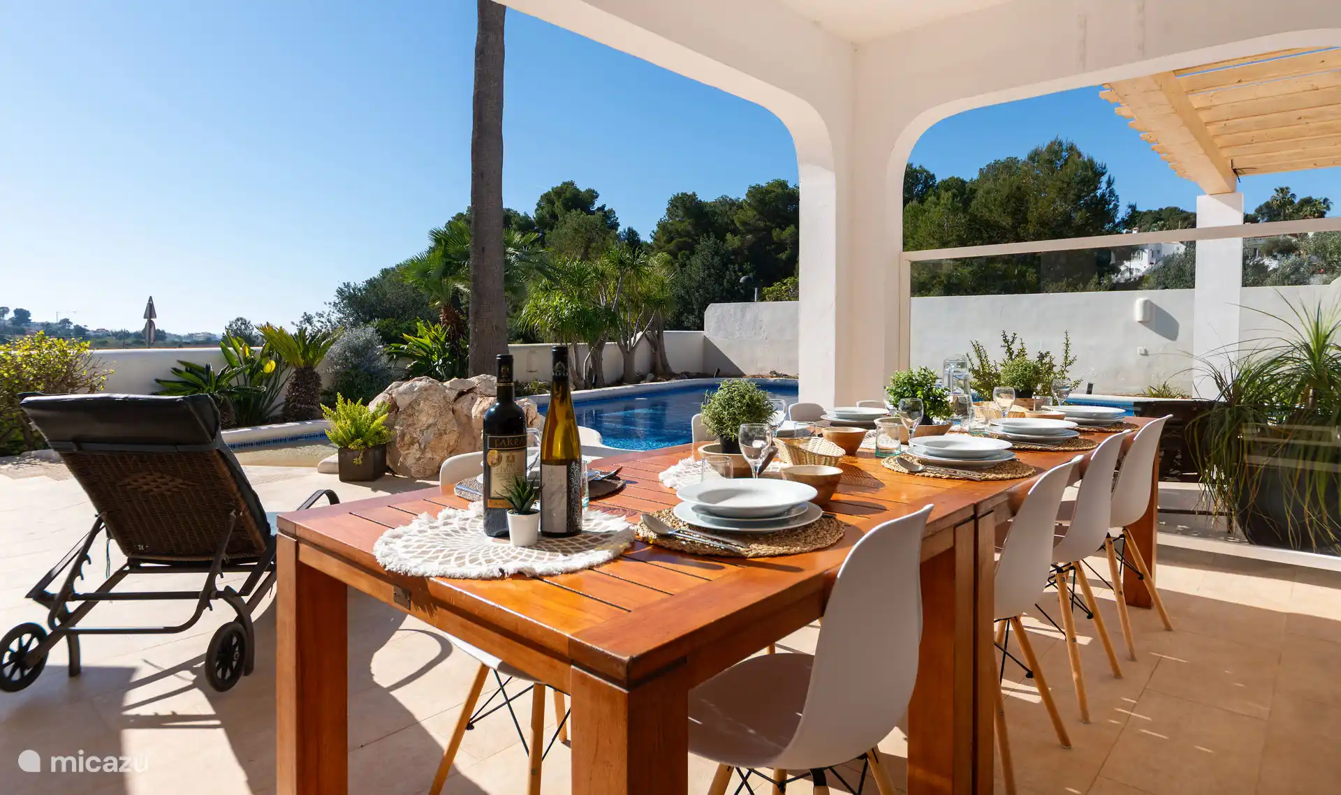 Ruime eethoek op overdekt terras naast zwembad