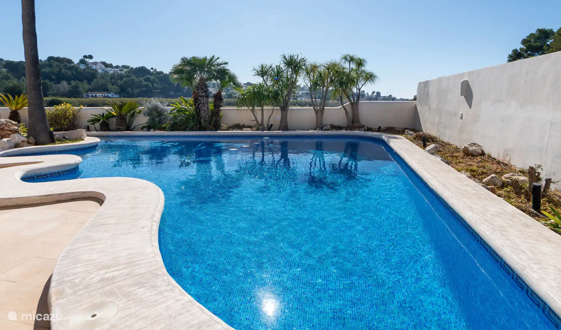 Groot verwarmd privé zwembad 