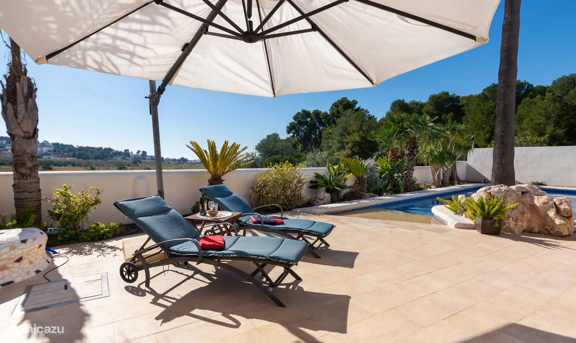 Ligstoelen naast het zwembad