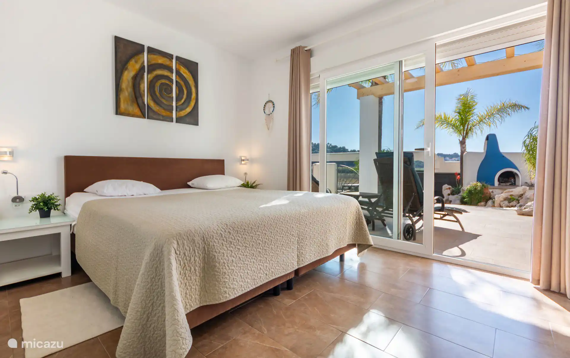 Slaapkamer met uitgang naar terras en en suite