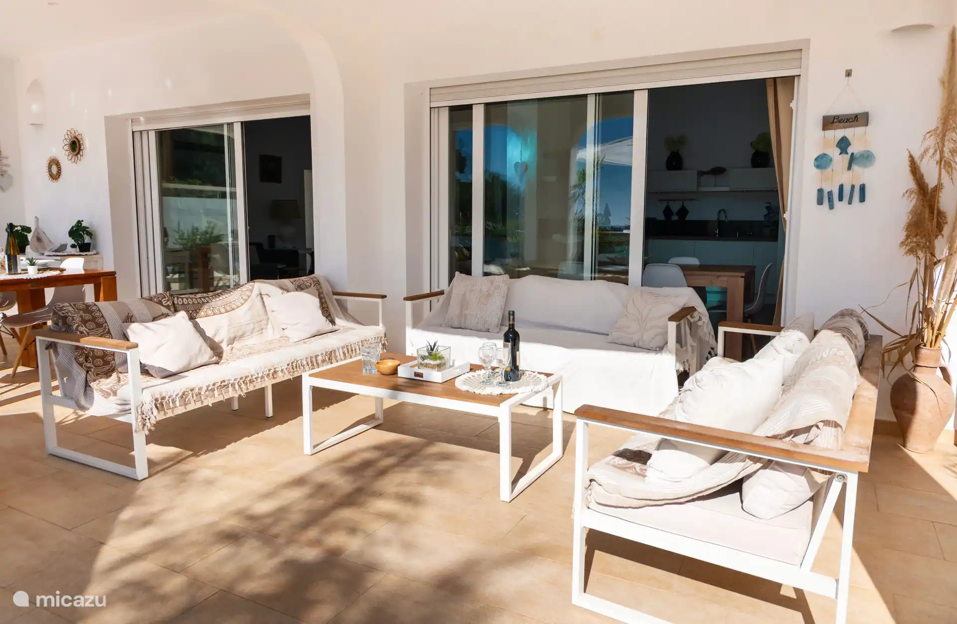 Zithoek op het overdekte terras voor de eetkamer