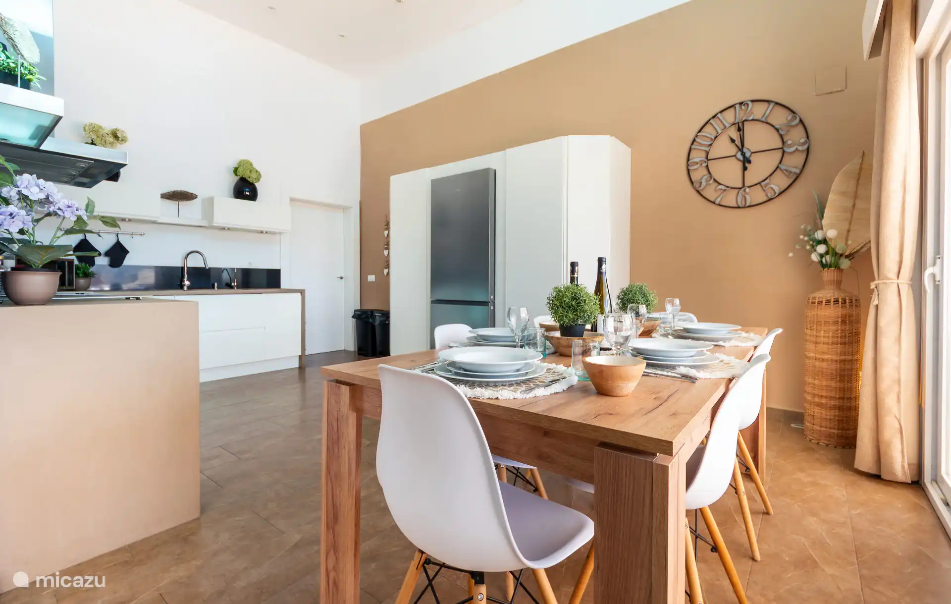 eethoek naast de keuken