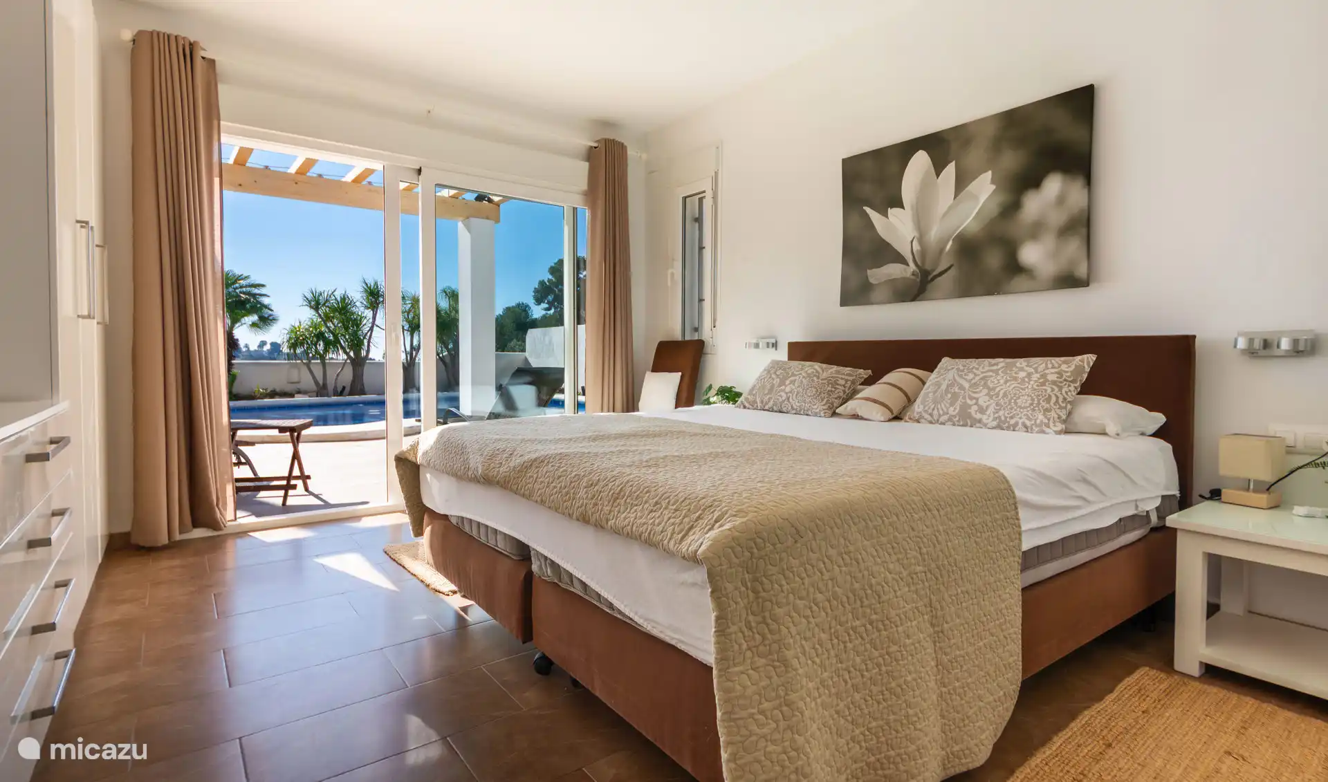 Slaapkamer met uitgang naar zwembad en en suite.