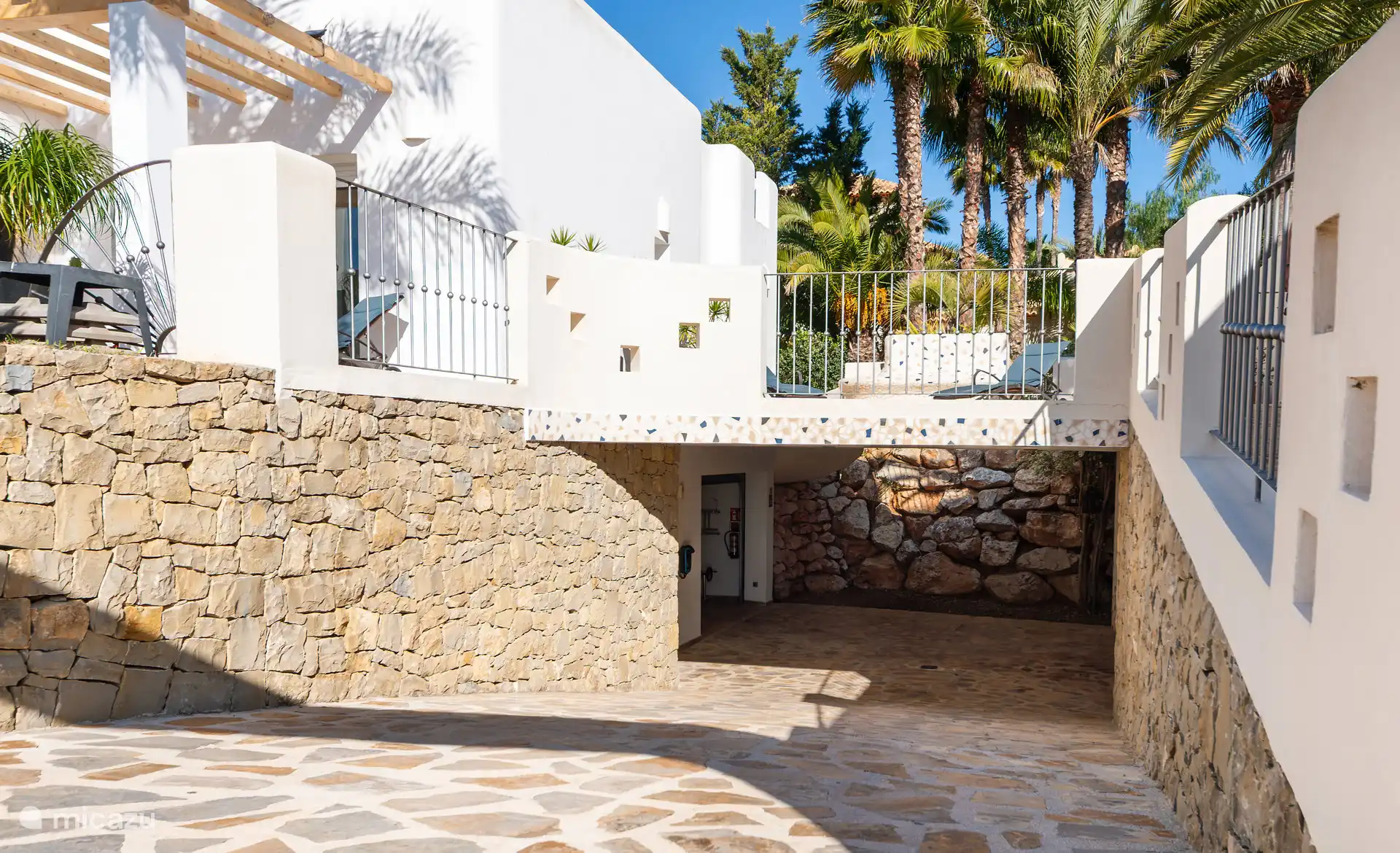 Ingang met overdekt parkeren en ramp voor rollstoelen