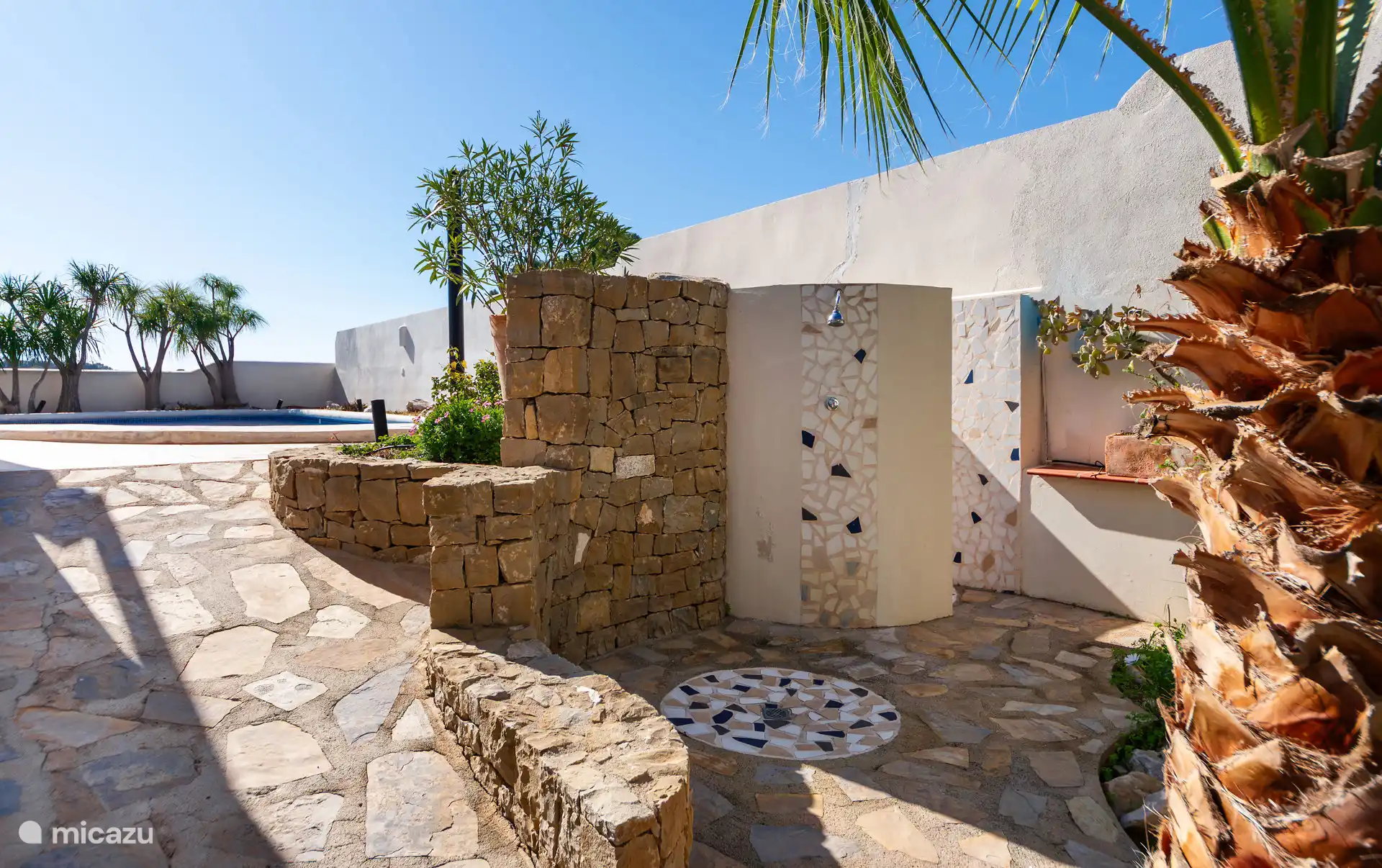 Buitendouche naast het zwembad