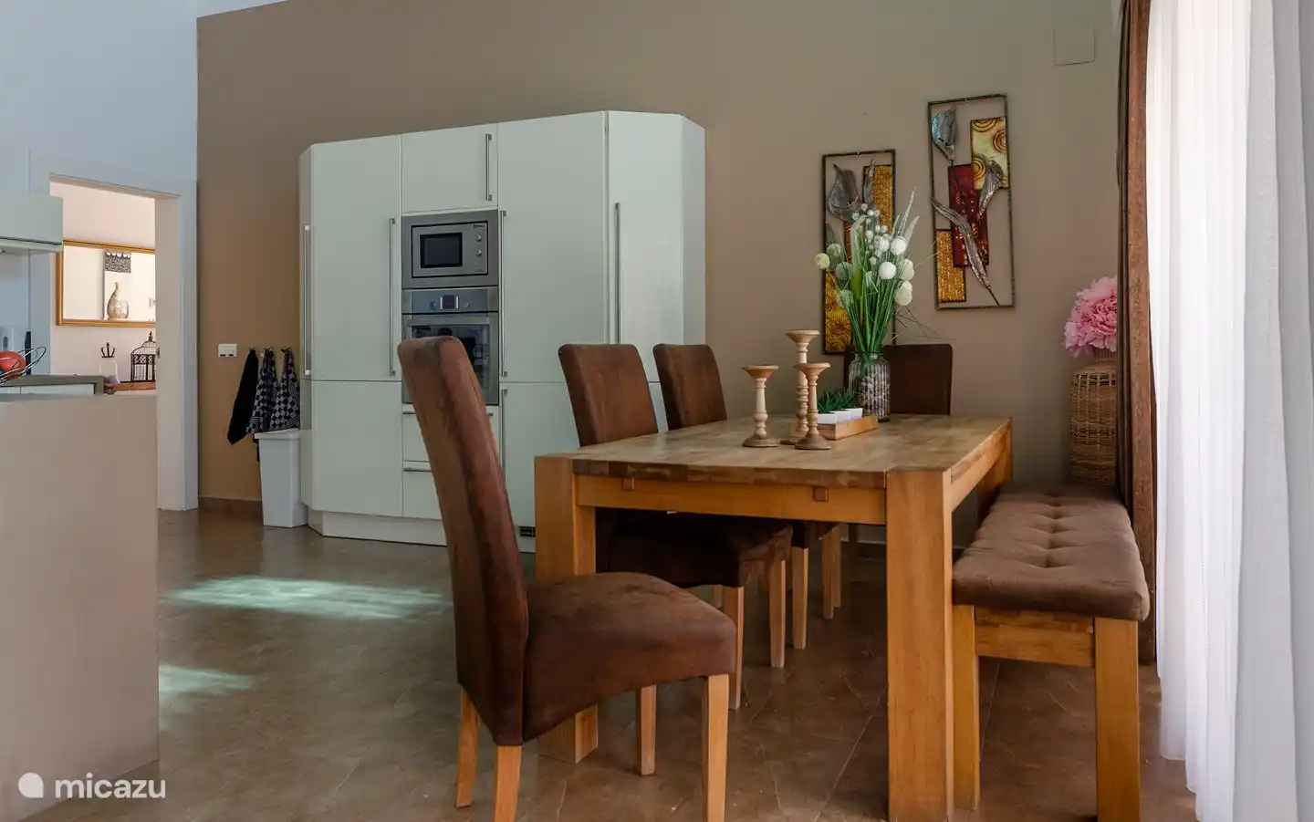 Eetkamer met stoelen