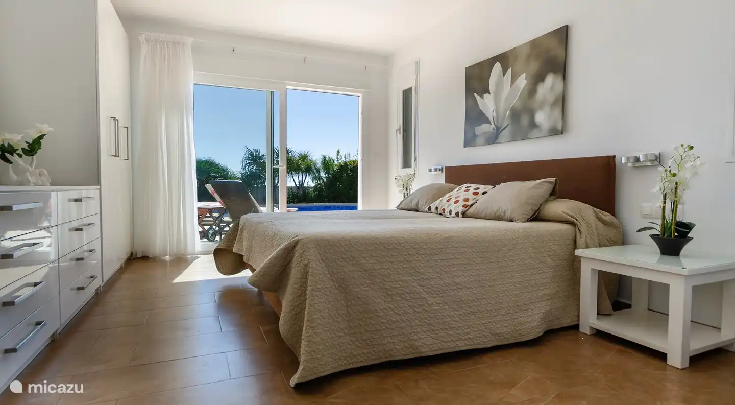 Hoofdslaapkamer met en-suite badkamer en airconditioning