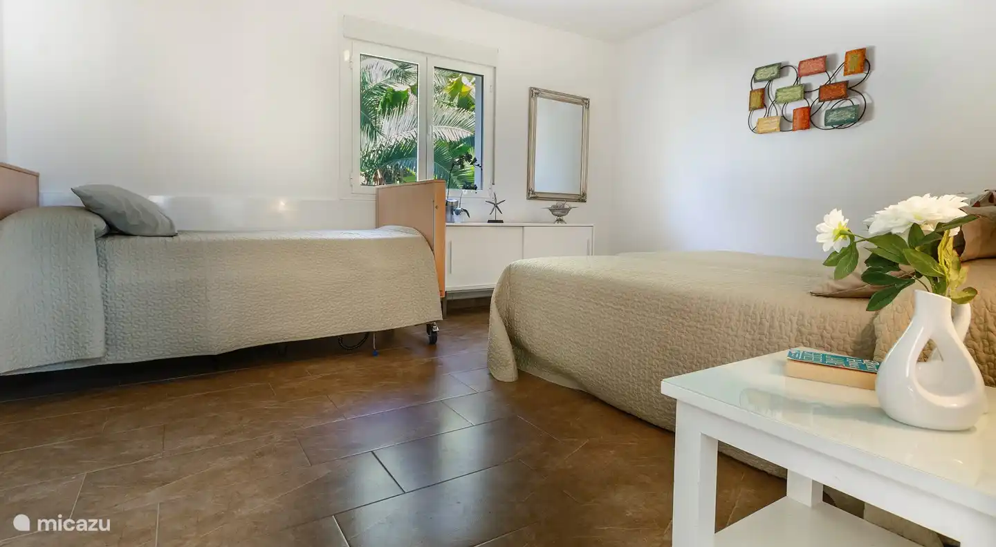 Slaapkamer met en-suite badkamer en airconditioning