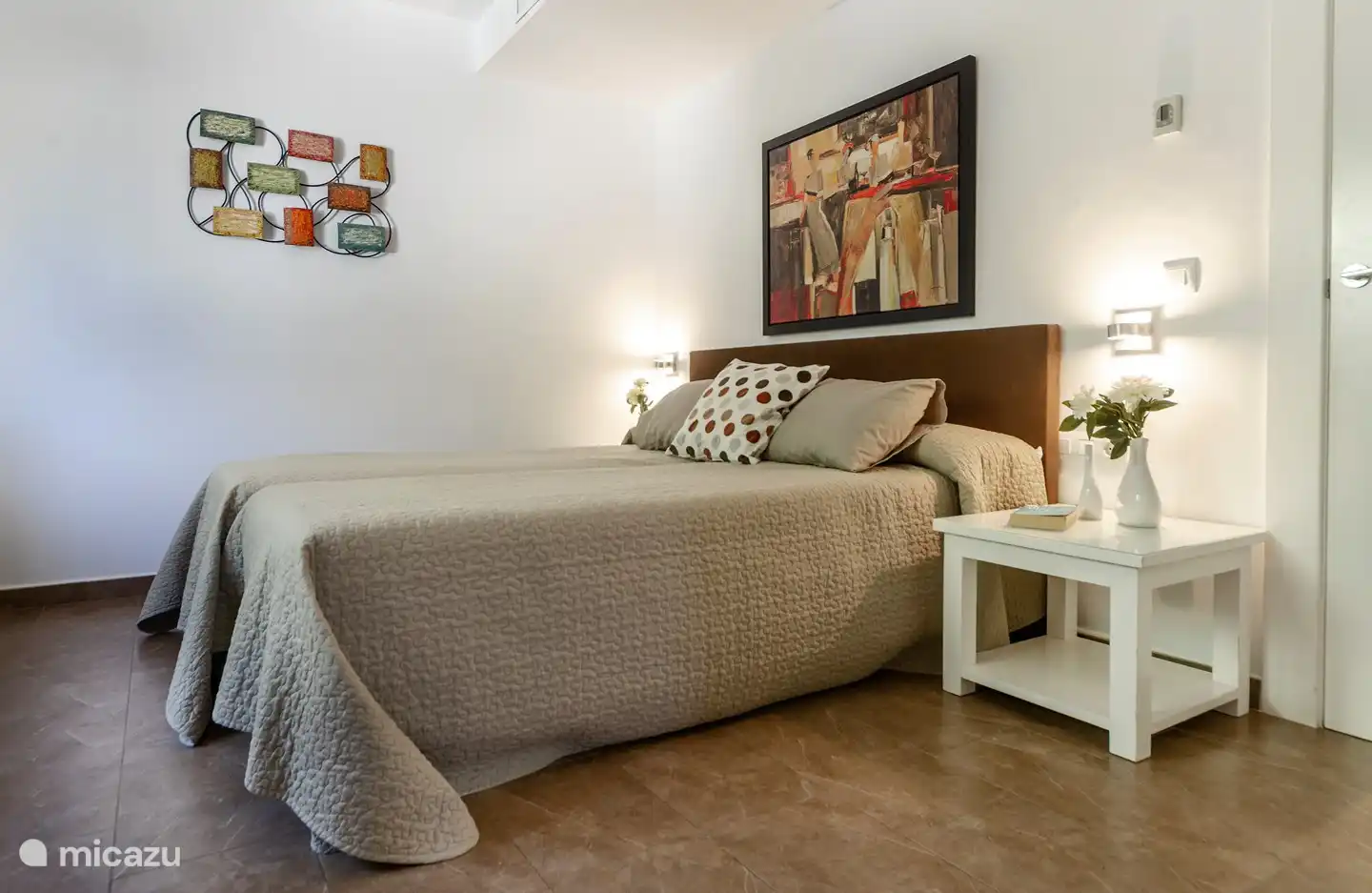 Slaapkamer met en-suite badkamer en airconditioning