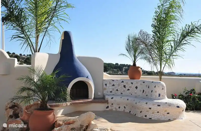 Barbecue met tafel en stoelen