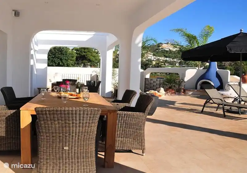 Barbecue met tafel en stoelen