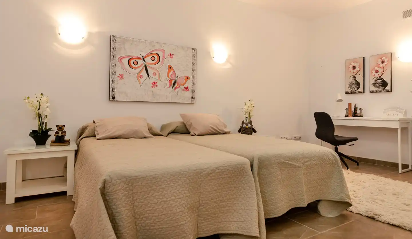 Slaapkamer met en-suite badkamer en airconditioning