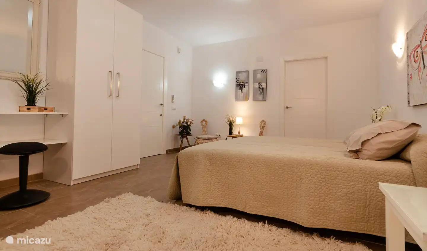 Slaapkamer met en-suite badkamer en airconditioning