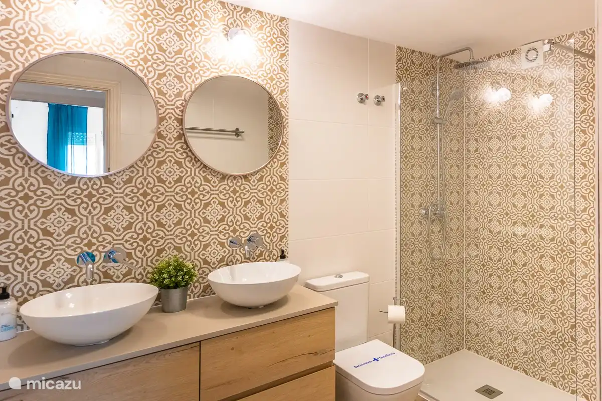 Bathroom with walk-in shower and 2 sinks