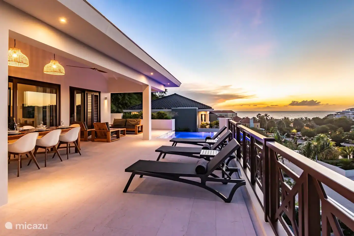 Terrasse mit Blick auf den Sonnenuntergang