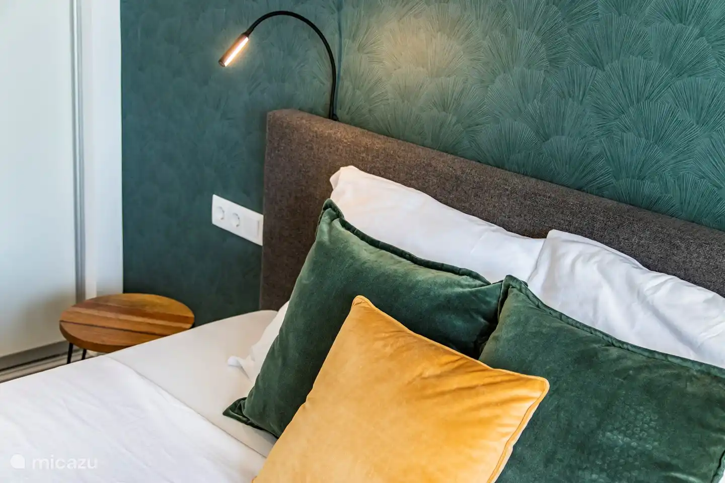 Schlafzimmer mit grünem Blatt im Erdgeschoss