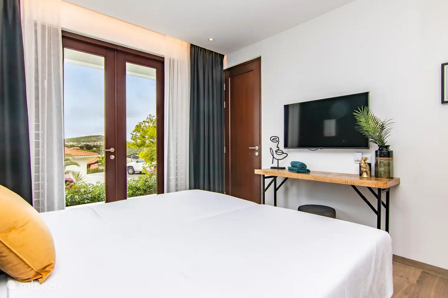 Schlafzimmer mit grünem Blatt im Erdgeschoss