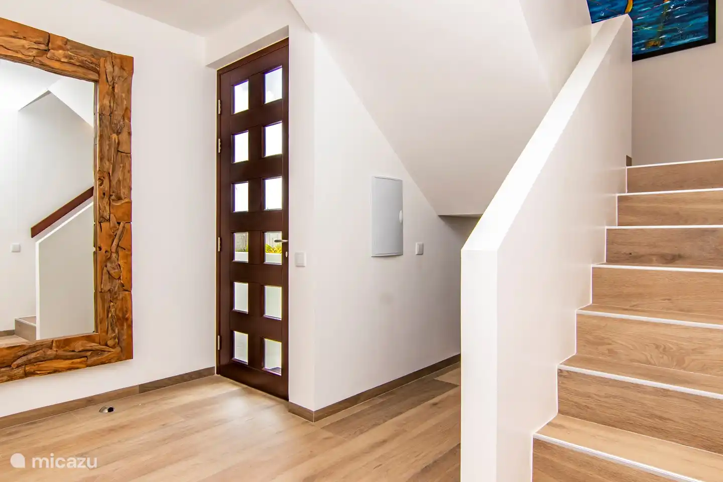 Haustür und Treppe nach unten