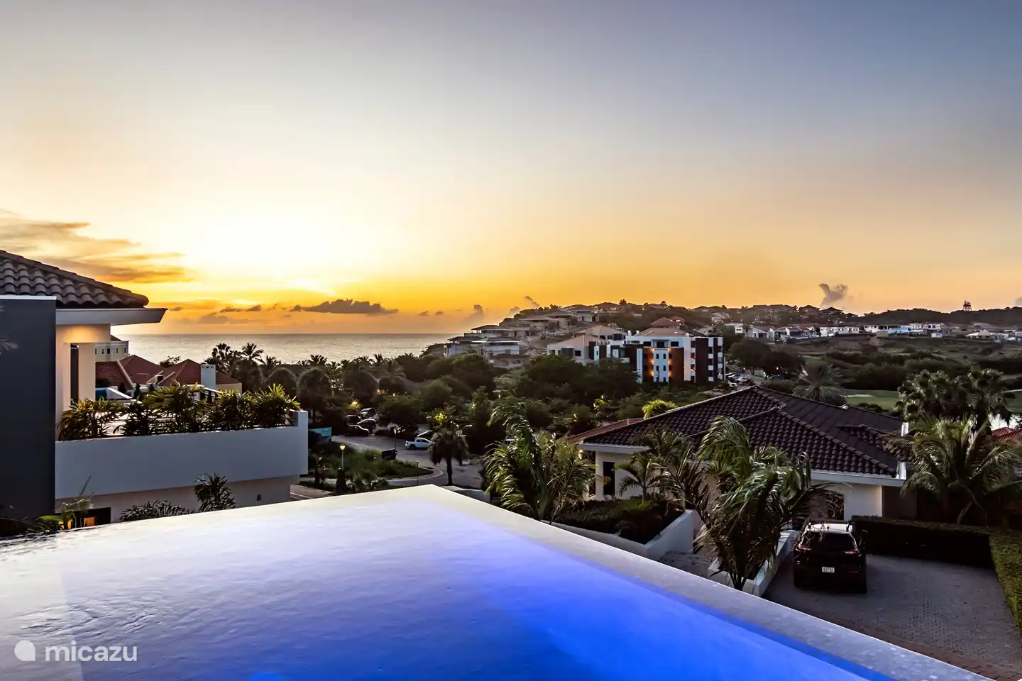 Sonnenuntergang mit eingeschalteter Poolbeleuchtung