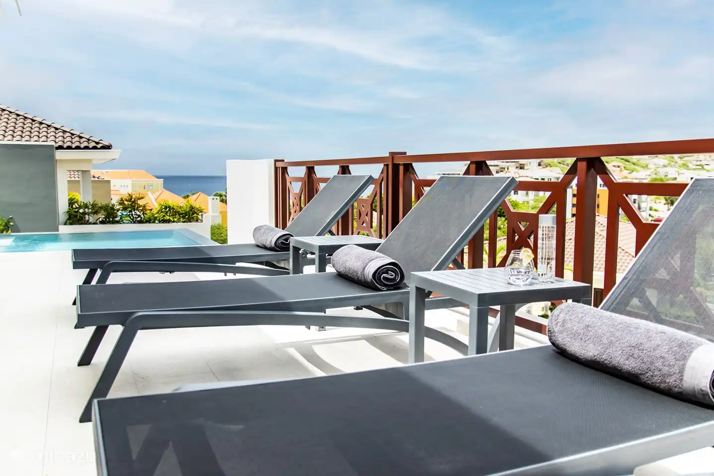 Sonnenliegen auf der Terrasse