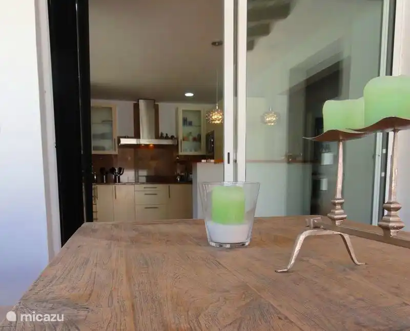 Terrasse an der Vorderseite der Villa mit Zugang zur Küche