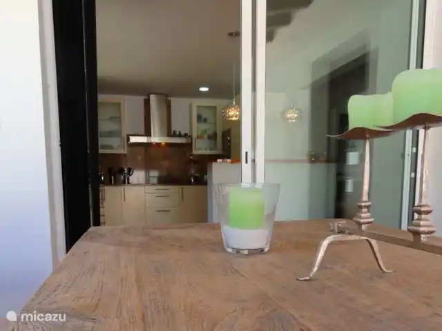 villa en España, Costa Brava, Calonge – Villa Mas Pere terraza en la parte delantera de la villa, con acceso a la cocina