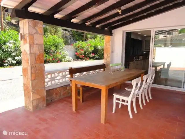villa en España, Costa Brava, Calonge – Villa Mas Pere una terraza para un rico desayuno bajo el porche