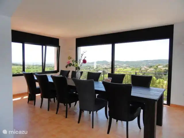 villa en España, Costa Brava, Calonge – Villa Mas Pere una mesa de comedor súper grande en la sala de estar