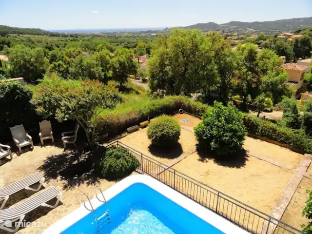 villa en España, Costa Brava, Calonge – Villa Mas Pere césped y jardín