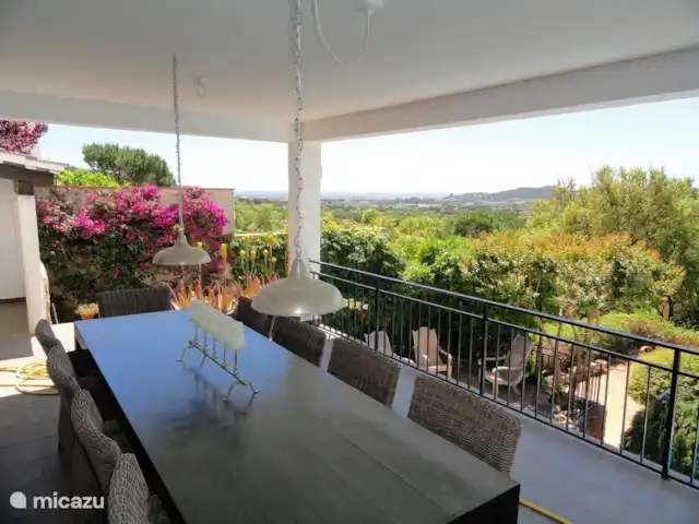 villa en España, Costa Brava, Calonge – Villa Mas Pere terraza bajo un bonito porche a la sombra, junto a la piscina