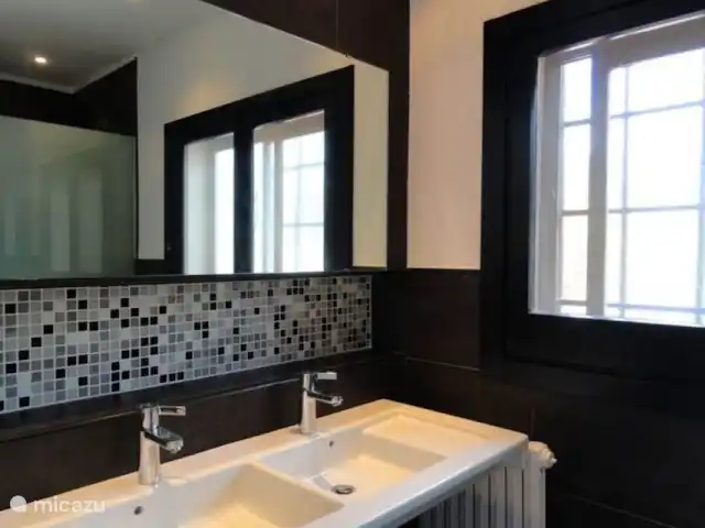 villa en España, Costa Brava, Calonge – Villa Mas Pere cuarto de baño con ducha, inodoro y lavabo doble en la planta superior