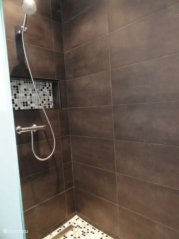 begehbare Dusche im Badezimmer im 1. Stock