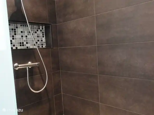 villa en España, Costa Brava, Calonge – Villa Mas Pere ducha a ras de suelo en el baño en el 1er piso