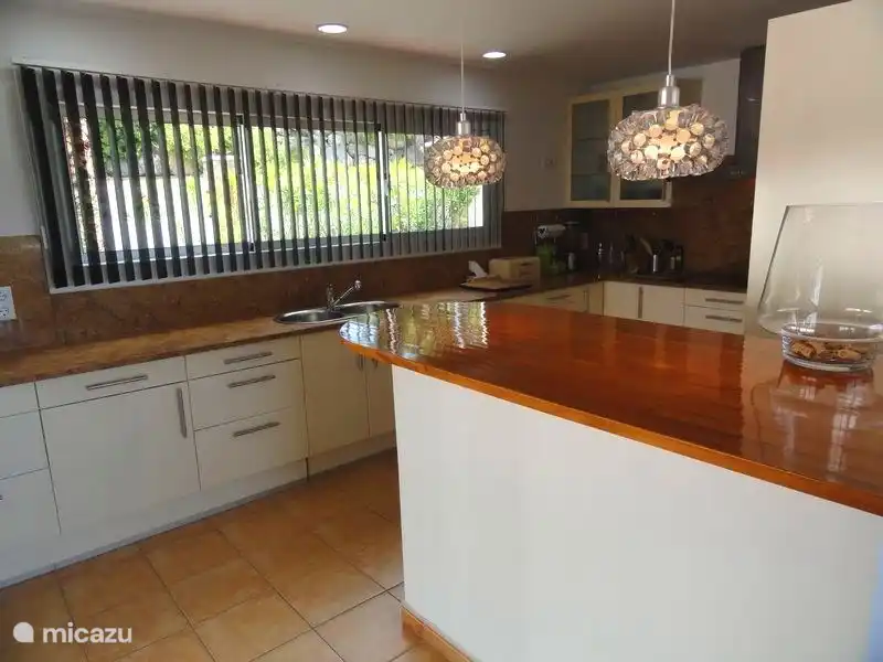 Küche, die komplett ausgestattet ist.