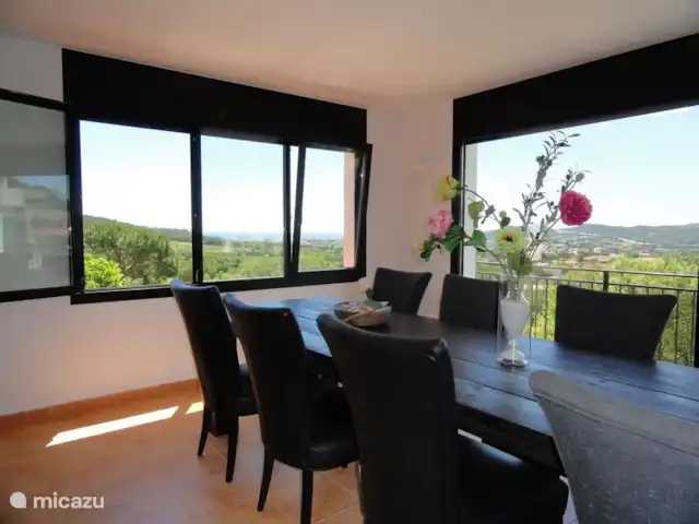 villa en España, Costa Brava, Calonge – Villa Mas Pere sala de estar con una hermosa vista desde la sala de estar