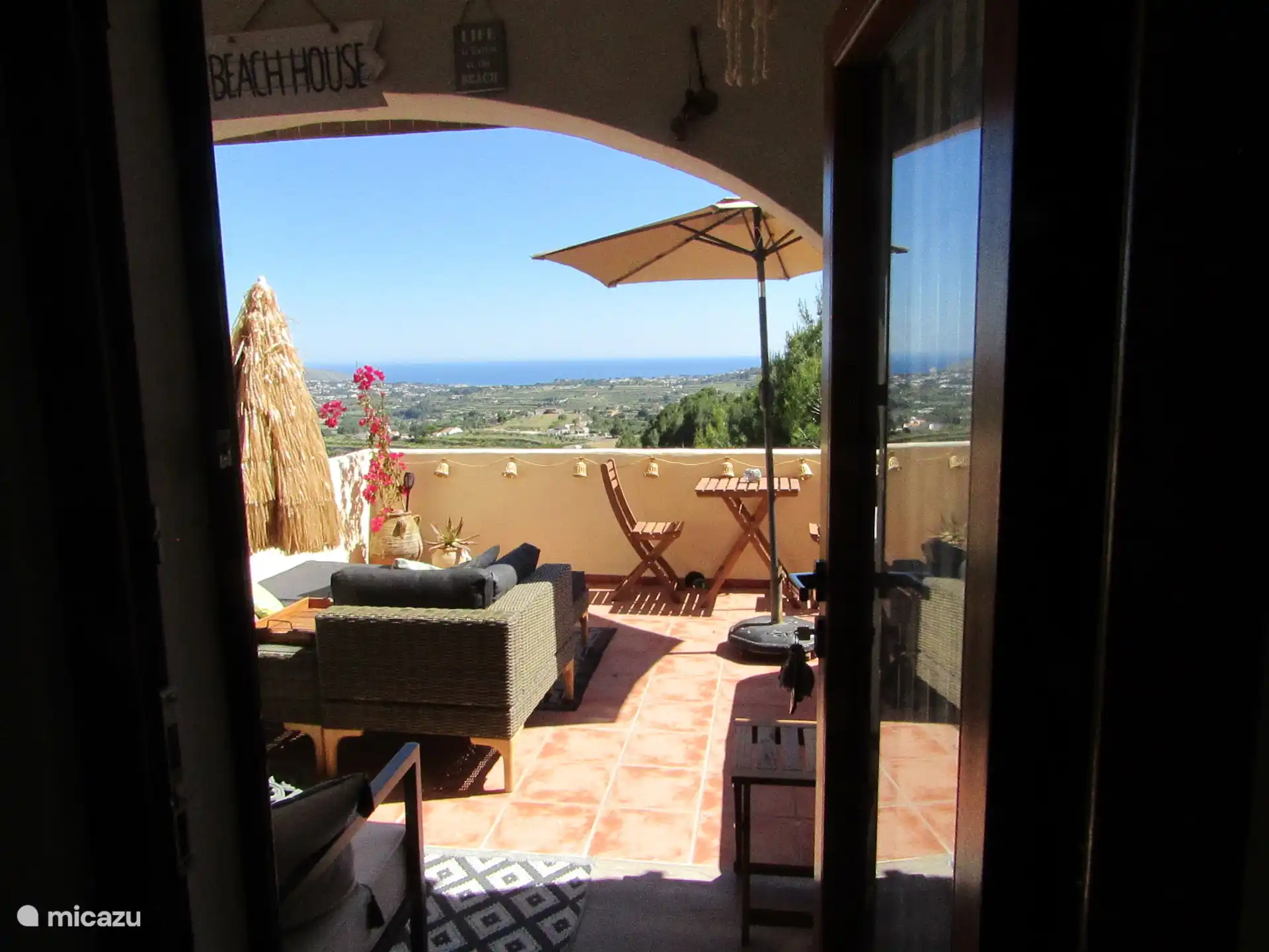 Die geräumige und gemütliche Terrasse mit wunderschönem Blick auf das Meer, die Reben und die mediterranen Hügel