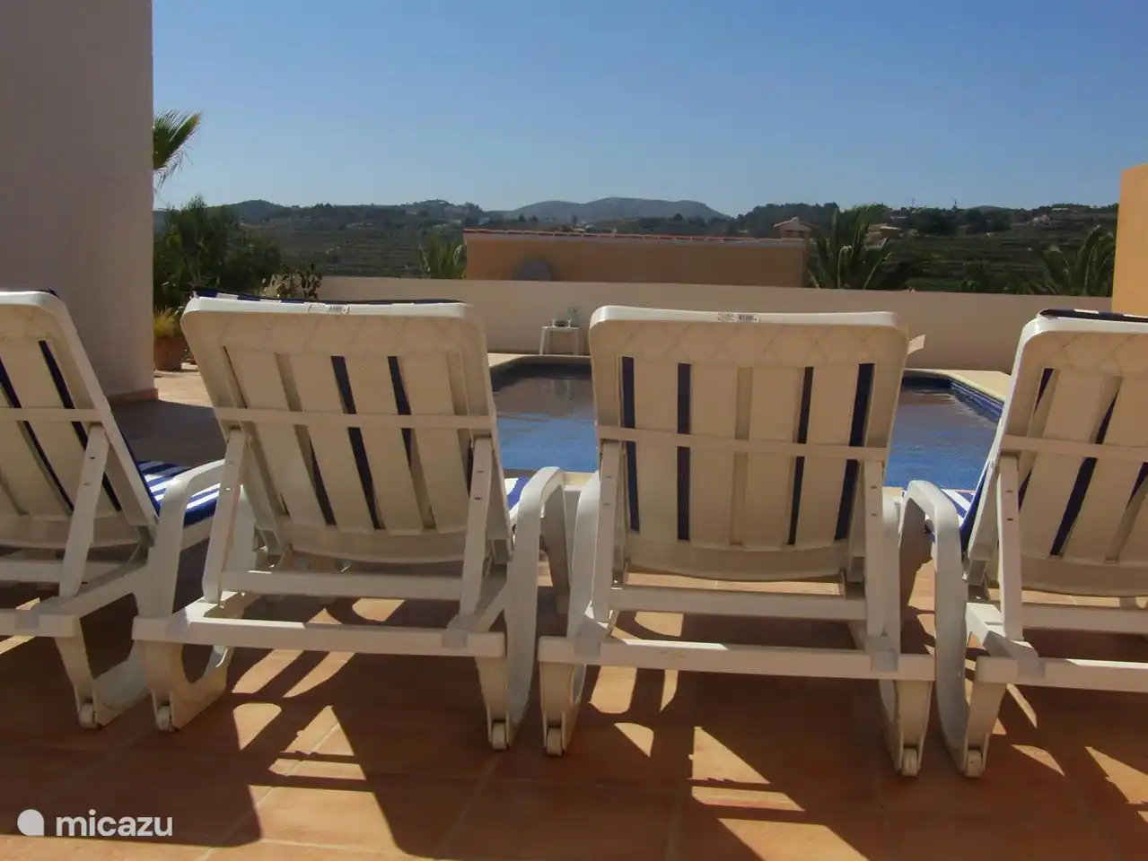 Und während Sie sich sonnen, können Sie die wunderschöne Aussicht genießen! Da das Haus etwas höher liegt, weht hier fast immer eine schöne Brise.