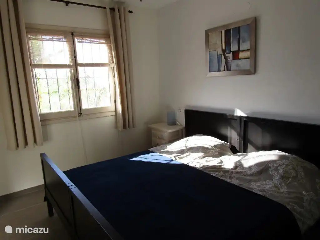 Zweites Schlafzimmer mit zwei Einzelbetten. (Erdgeschoss)