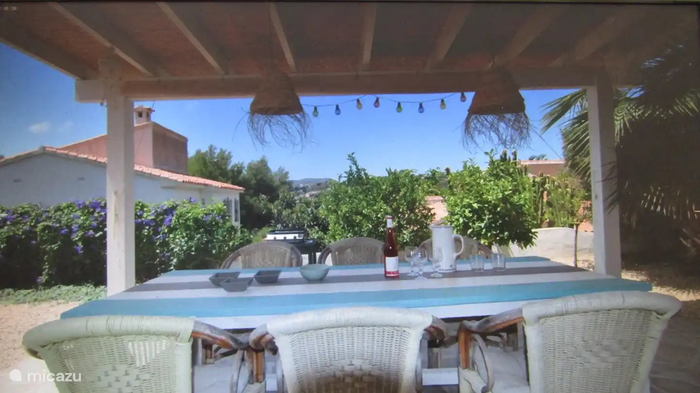 Und während Sie sitzen, genießen Sie die außergewöhnlich schöne Aussicht! (Erdgeschoss)