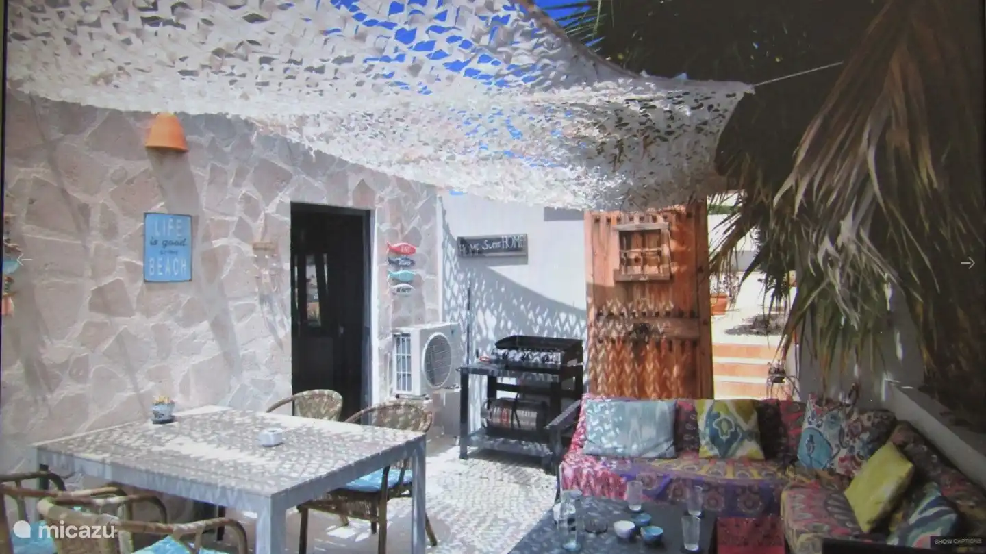 Wenn Sie diese Tür öffnen, gelangen Sie zum oberen Ende der Treppe zum Parkplatz und hinunter zum Schwimmbad!