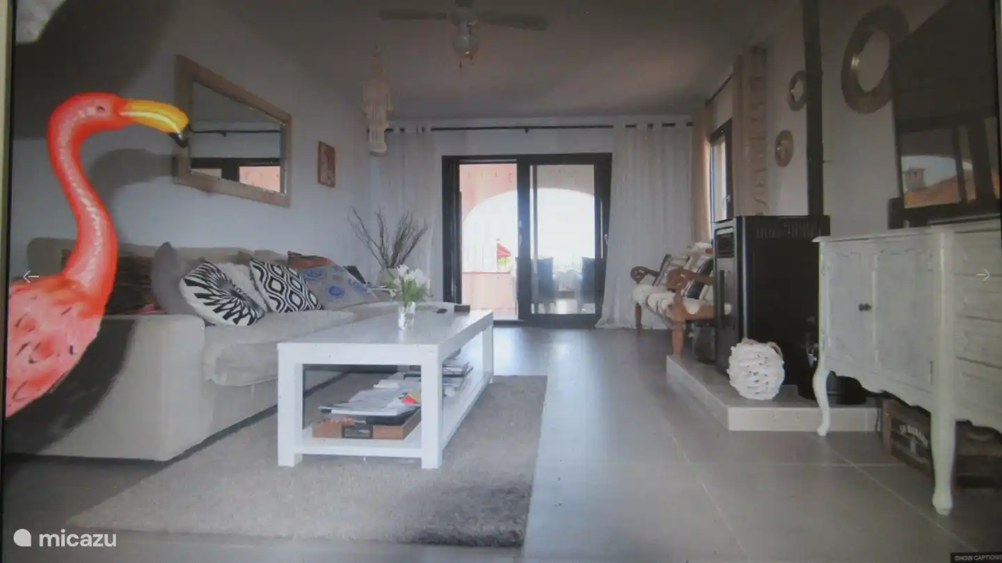 Das Wohnzimmer mit Schiebetüren führt zu einer überdachten Terrasse, diese ist typisch spanisch und wird „Naya“ genannt. (Obere Etage)