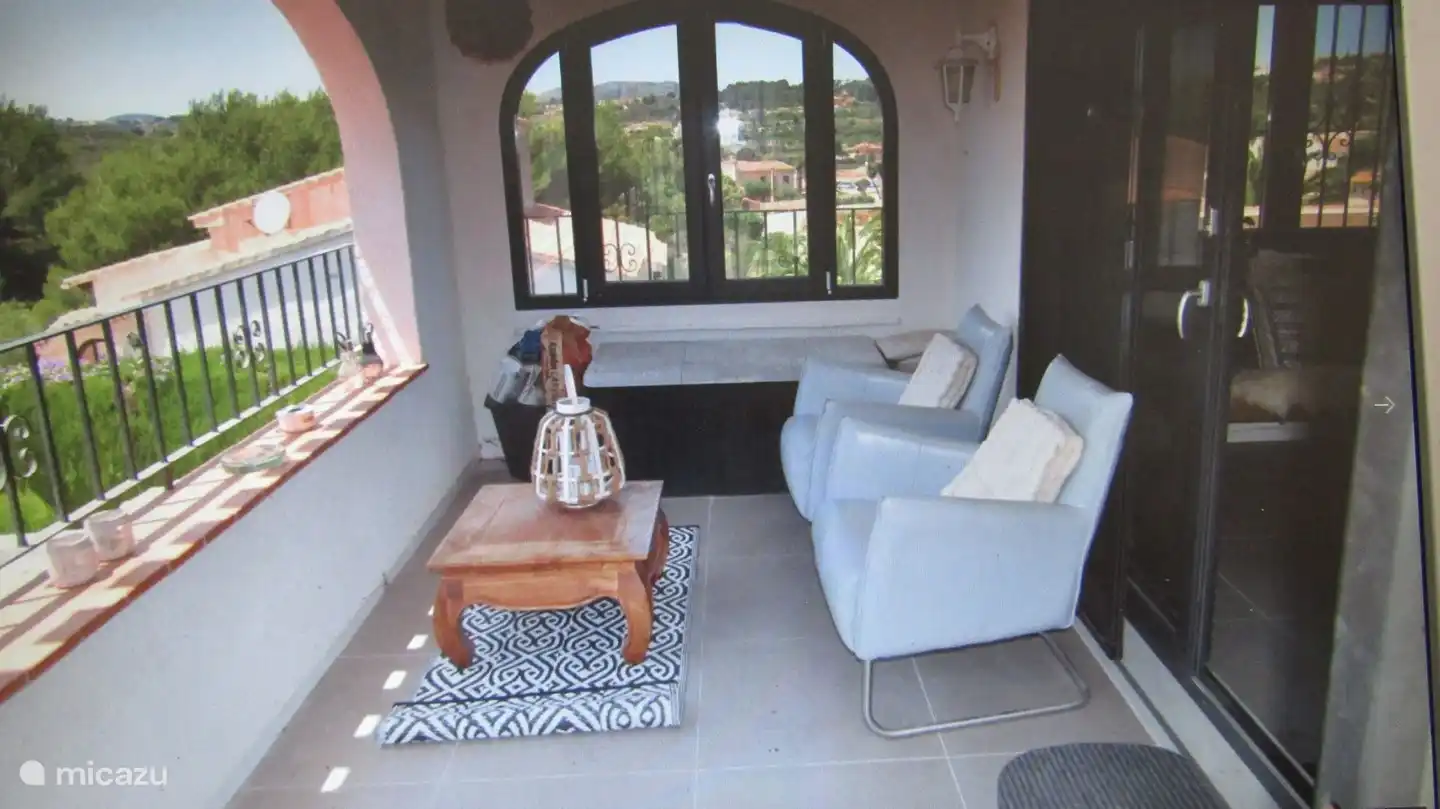 Hier befindet sich die Terrasse in der überdachten Naya, wo Sie auch sitzen und die Aussicht genießen können. (Obere Etage)