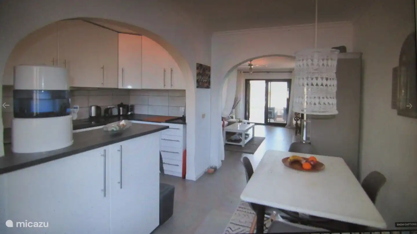 Das Wohnzimmer mit offener Küche und einem weiteren Tisch im Inneren. (Obere Etage)