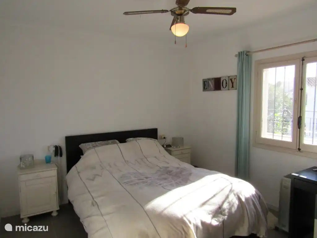 Das erste Schlafzimmer mit Doppelbett. (Obere Etage)