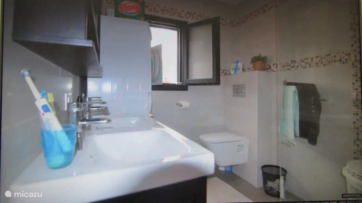 Badezimmer mit Dusche und Doppelwaschbecken. Hier gibt es auch eine Waschmaschine. (Obere Etage)